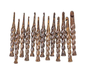 Ganchos de ganchillo de madera hechos a mano modernos de alta venta Diseño ergonómico, perfecto para Amigurumi e hilos finos - Product Image 1