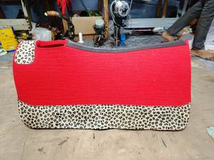 Premium doux qualité Sports de plein air équestre Western cheval laine feutre tapis de selle couleurs rouges Hairon léopard Design 100% laine - Product Image 2