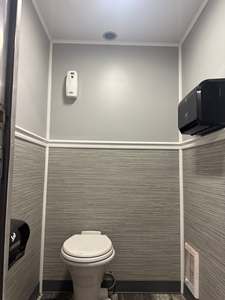 Toilettes mobiles à 4 postes + LIVRAISON GRATUITE POUR TOUTES - Product Image 5