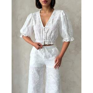 Blusas y Camisas para Mujer - Color Crema, Venta al Por Mayor, con Detalle de Encaje Bordado - Product Image 2