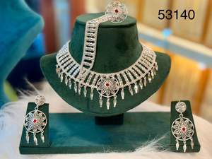 Ensemble collier ras de cou avec pendentif floral plaqué or élégant et boucles d'oreilles assorties |   Bijoux de mariée et de cérémonie Modèle 23215 - Product Image 6