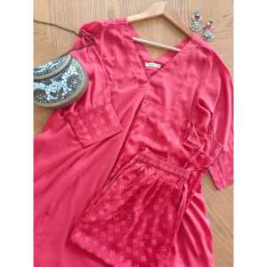 Conjunto de Kurta de Chifón Escarlata con Cintura Natural, Tela Transpirable y Diseño de Muselina - Product Image 2