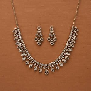 สร้อยคอแฟชั่นอินเดียคลาสสิกพร้อมเซอร์โคเนียทรงลูกบาศก์และชุบโรเดียม2โทนสำหรับ Mehndi ส่งออกโดยอัญมณีชั้นนำ - Product Image 1