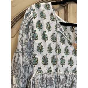 Blusa de Satén y Chifón con Estampado Floral para Mujer, Marca GYPSY, con Lentejuelas Bordadas y Encaje, Talla Única, Disponible en Talla XL, Diseño Floral Verde Fresco - Product Image 3