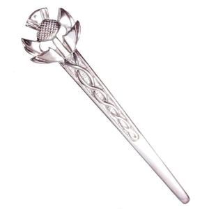 Ceci est une épingle à kilt irlandaise en étain à finition antique avec trèfle à quatre feuilles. - Product Image 3