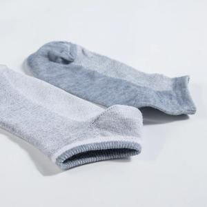 Paires de chaussettes pour femmes, motif de fraises rayées, polyvalentes, tendance, courtes, douces, confortables, légères, décontractées - Product Image 3