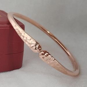 Bracelet en métal réglable conçu pour s'adapter confortablement à différentes tailles de poignet avec une fermeture sécurisée et un aspect élégant - Product Image 5