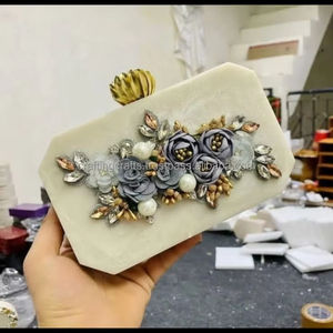 Bolso de Mano de Resina Elegante para Mujer con Diseño Sofisticado, de Alta Calidad y Lujoso, Perfecto para Eventos y Reuniones Formales - Product Image 3