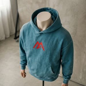 เสื้อฮู้ดดี้ผู้ชาย MATTIERA สีฟ้าอมเขียวแบบวอช พร้อมโลโก้สีแดง ผ้าฟลีซ สไตล์สตรีทแวร์ลำลอง เสื้อฮู้ดแบบมีฮู้ด สั่งทำได้ ขายส่ง OEM Appa - Product Image 3
