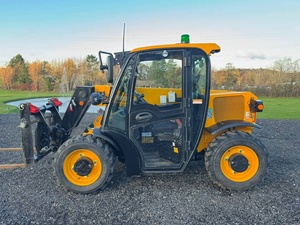 Chargeuse télescopique haute puissance JCB 514-40 4x4 avec fourche de levage pour la manutention de matériaux de construction - Product Image 3