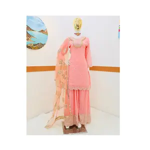 Secuencia de ropa tradicional de mujer bordada Kurtis trabajados con pantalones de contraste a la venta a precios mayoristas de India