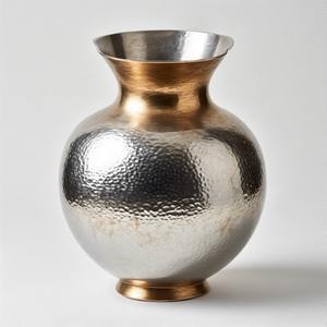 Jarrón alto BrushedGlory Opulent Grace Tall Bronce Acabado Diseñador Jarrón de metal Exquisito acento hecho a mano para la decoración del hogar - Product Image 6