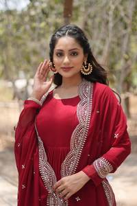 Salwar Kameez en Georgette Rouge avec Dupatta, Tenue de Soirée Chic et Décontractée pour Femmes Indiennes, Longueur au Sol, Séchage Rapide, Diwali, Vente en Gros à Surat - Product Image 4