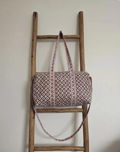 กระเป๋าเดินทางแบบถือสุดสัปดาห์ ทำมือ ผ้าฝ้ายลายควิลท์  ลายดอกไม้แบบบล็อก พิมพ์ลาย  รักษ์โลก  ทนทาน  จุของได้เยอะ  หรูหรา  สไตล์สปอร์ต - Product Image 2