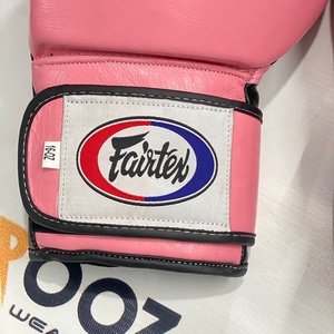 Dernier modèle de gants de boxe professionnels Fairtex rose et noir personnalisés en cuir véritable, respirants et anti-humidité - Product Image 2