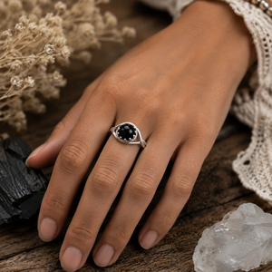 Anillo Ajustable Whitby Tide con Cabujón Redondo Negro de 8mm, Gema Tallada a Mano con Acabado Pulido Brillante, Plata de Ley 925, Jet de Whitby - Product Image 2