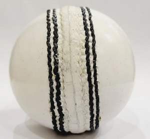 Balón de Cricket de Cuero Rojo Personalizado Premium, Costura Duradera, Alta Visibilidad para Partidos de Overs Limitados, SHREE BALA JI ENTERPRISES WA129 - Product Image 2