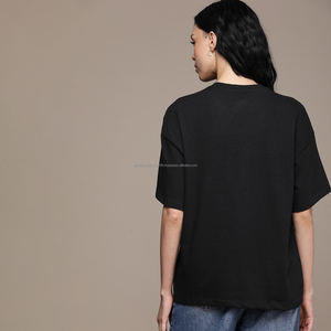 Camiseta de Mujer Fit2Fight con Estampado Irregular y Logotipo Personalizado, Cuello Redondo, Estilo Hip Hop Urbano - Product Image 2