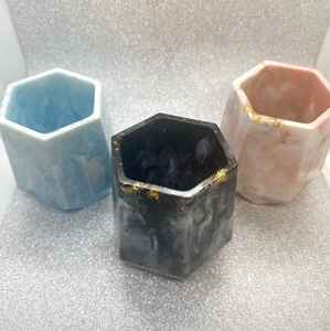 Porte-stylo en résine fabriqué à la main avec des couleurs vibrantes et une finition brillante, parfait pour organiser - Product Image 2