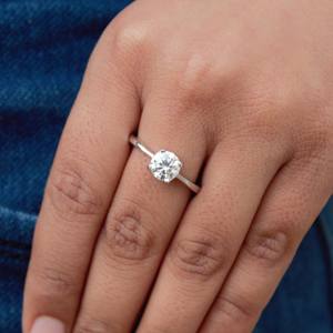 Anillo de Compromiso Minimalista de Lujo con una Sola Piedra de Moissanita Blanca, con Engaste de Garras, Plata de Ley 925, Regalo Perfecto para Ella - Product Image 6