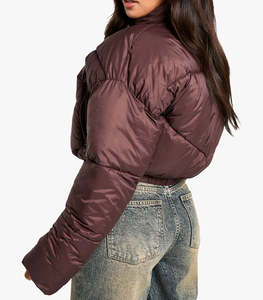 Vestes à bulles pour femmes de style court en couleur marron foncé en gros, tissu 100% polyester, col montant, respirantes, vestes matelassées - Product Image 5