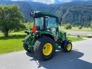 Tractor Agrícola John Deere 4066R con Tracción en las Cuatro Ruedas, Gran Capacidad de Elevación, Motor de 65HP, Caja de Cambios y Bomba - Product Image 4