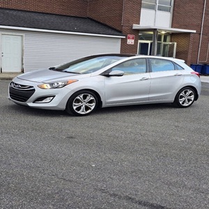Hyundai Elantra GT 2013 d'occasion en excellent état, finition GT, traction avant, boîte manuelle 6 vitesses, hayon, extérieur argenté, moteur 1.8L, consommation combinée de 14 litres/100 km - Product Image 1