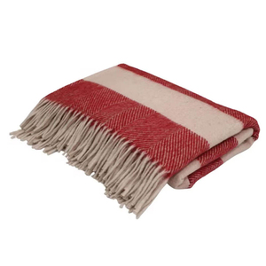 Couverture à chevrons rayée rouge cerise et rose vibrante, parfaite pour se prélasser ou pour la décoration intérieure - Product Image 4