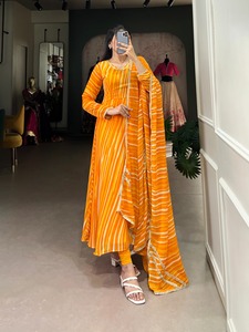 Vestido tradicional Leheriya Anarkali en colores vibrantes con impresionante bordado Georgette para exportación mundial desde India - Product Image 2