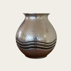 Jarrón Redondo de Aluminio Fundido con Diseño Único, Acabado Plateado, Decoración de Lujo para Interiores de Hogar, Oficina y Hotel - Product Image 1