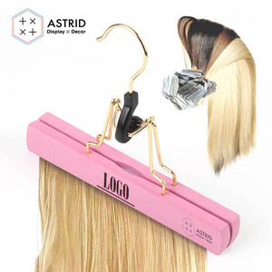 ไม้แขวนวิกผม Astrid ขนาด 23 ซม. สีชมพูอ่อนแบบไม่ทอ  สำหรับต่อผม  พร้อมโลโก้สั่งทำได้ สำหรับใช้ในห้องน้ำ ตู้เสื้อผ้า และร้านเสริมสวย - Product Image 2