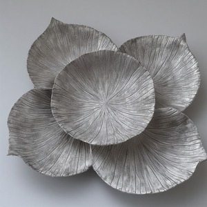 Servidor de frutas secas de aluminio decorativo con tres tazones en forma de hoja conectados en acabado dorado pulido para una cena elegante. - Product Image 4