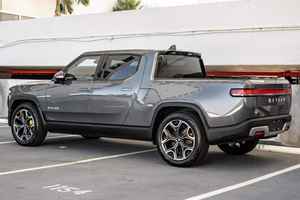 CLEAN R i v i a n R1T Adventure Edition Quad-Motor AWD, Grande batterie, El Cap Granite - Product Image 4