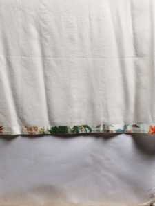 Ensemble Kurta Pantalon Dupatta à imprimé floral Multicolore Fabriqué en coton cambric avec détails en dentelle à col en V et manches 3/4 - Product Image 2