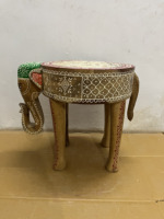 Table basse en bois sculptée à la main, peinte à la main, en forme d'éléphant, style Rajasthani, avec décorations en relief, table d'appoint, table de chevet