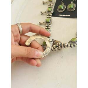 Collier et pendentif Squash Blossom en or Sonoran, turquoise et argent sterling de Thomas Francisco – Bijoux culturels de collection - Product Image 6