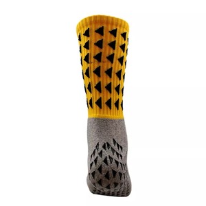 Chaussettes de football en coton premium pour hommes avec grip antidérapant pour une stabilité et un confort supérieurs - Product Image 2