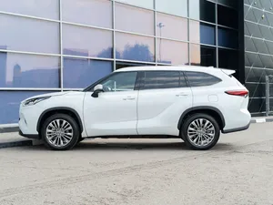 Toyota Highlander IV (U70) 2025, Bajo Kilometraje, Caja de Cambios Automática, Volante a la Izquierda, Neumáticos R20, Estado Oscuro - Product Image 4