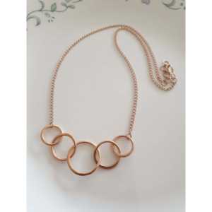 Collier personnalisé en or rose à cinq cercles à emboîtement bijoux à pendentif géométrique minimaliste pour femmes et filles pour un usage quotidien - Product Image 1