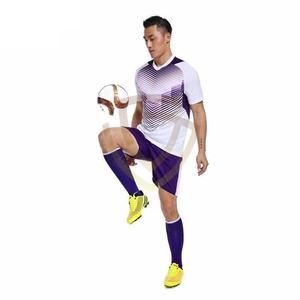 Uniforme de football de haute qualité avec logo personnalisé, 100% polyester, séchage rapide, respirant, col en V, pour hommes, dernier design, kits de football - Product Image 2