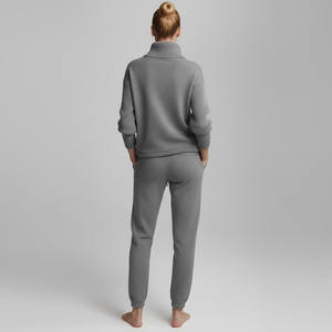 ชุดเสื้อสเวตเตอร์ไหมพรมถักแบบกำหนดเองสำหรับฤดูหนาว พร้อมโลโก้ด้านหน้าและกางเกงจ็อกเกอร์สำหรับผู้หญิง - Product Image 3