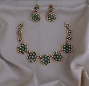 Ensemble de collier de luxe minimaliste pour femmes avec zircon cubique au motif de fleurs en laiton avec finition mate pour une tenue de fête - Product Image 1