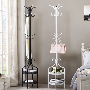 Un Perchero de metal blanco con una silueta alta con Marco en A. Incluye un estante inferior y una cesta de alambre para paraguas - Product Image 4