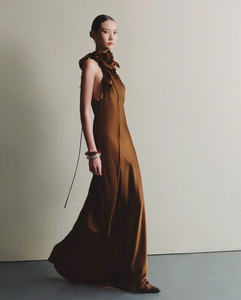 Robe en satin de soie marron cuivré séduisante, design unique de col halterneck à fleurs 3D, fabriquée au Vietnam - Product Image 2