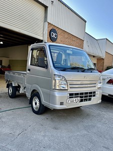 Camionnette japonaise Suzuki-Carry Kei 4x4 DA16T 2018, mini-camion benne basculante, moteur 3 cylindres R06A de 658 cm³, 50 ch et boîte manuelle à 5 vitesses - Product Image 2