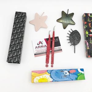 Pinzas de aislamiento de 90 grados brillantes Pinzas de extensión de pestañas de acero inoxidable con diseño y logotipo CNC personalizados - Product Image 1