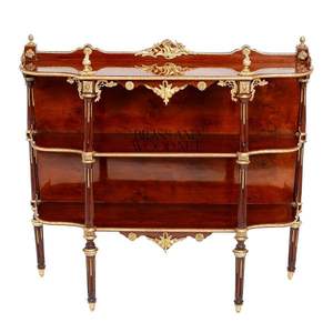 Consola Clásica de Madera de Lujo con Adornos de Latón y Estantes - Product Image 1