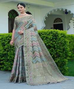 Libérez votre diva intérieure dans nos saris en satin glamour, ornés de perles, idéales pour les occasions spéciales. - Product Image 2