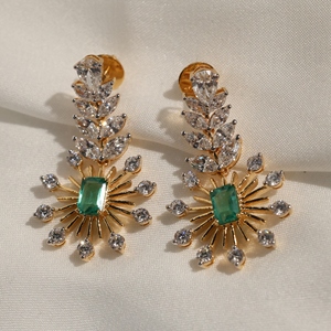 Boucles d'oreilles décontractées/sportives en or 14K/18K avec diamants de laboratoire de qualité supérieure VABS DIAMOND pour femmes, 1,30 CTW, vert émeraude, taille brillant - Product Image 1