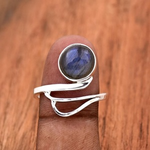 Bague Labradorite Naturelle en Argent Sterling 925 Pierre Ronde Fait à la Main Bague Dainty Bijoux de Naissance Bohème - Product Image 1